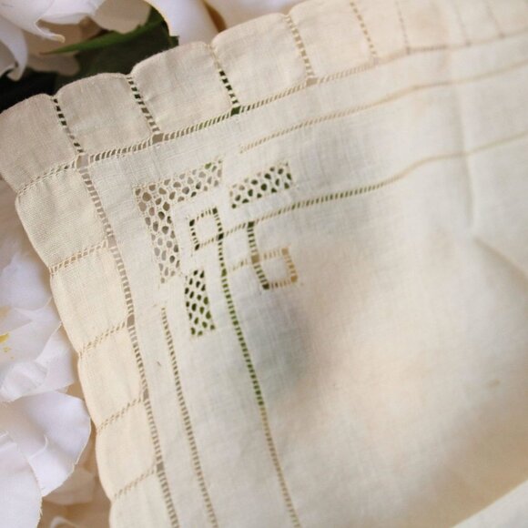 Vintage 1940s Handkerchief, Ivory Linen Natural Plant Hand Dyed Hankie, OOAK - Picture 5 of 10